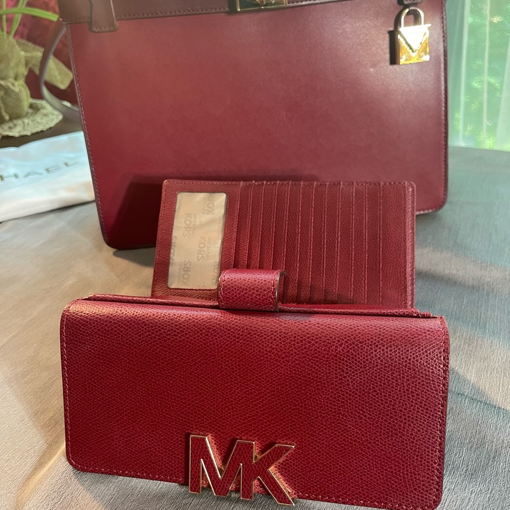 Michael Kors burgundy beautiful bag with matching wallet. Cute design with gold. - Picture 10 of 11